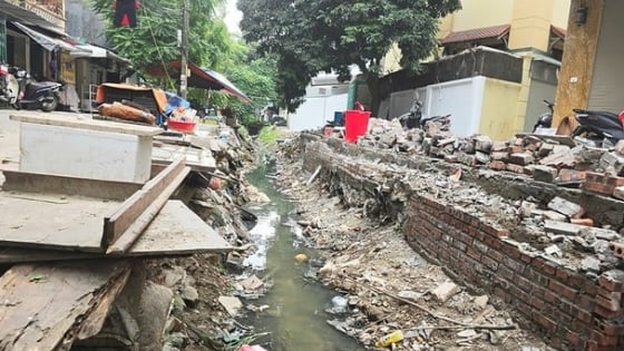 Chủ tịch Hà Nội chỉ đạo xử lý kênh ô nhiễm giữa khu dân cư quận Bắc Từ Liêm