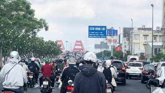 Ngày làm việc đầu tiên sau lễ: Nhiều tuyến đường dẫn vào trung tâm TP.HCM ùn tắc 