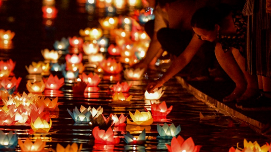 Hoa đăng sáng lung linh trong đêm mừng Đại lễ Vesak 2025