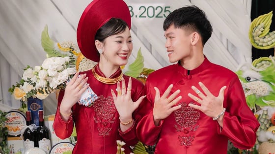  Hồ Văn Cường và vợ khoe vàng đeo trĩu cổ nặng tay