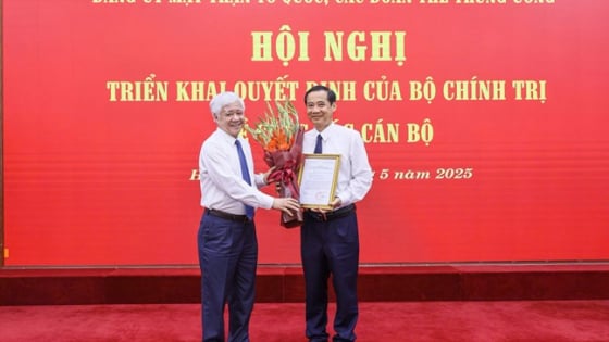 Quyền Bí thư Tỉnh ủy Lâm Đồng Nguyễn Thái Học nhận quyết định của Bộ Chính trị đảm nhiệm công tác mới
