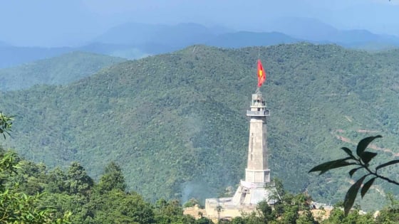 Lễ Thượng cờ và gắn biển công trình Cột cờ A Pa Chải ở Điện Biên