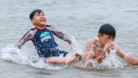Mới đầu hè, hàng trăm người dân đã tìm đến sông Hồng để tắm giải nhiệt