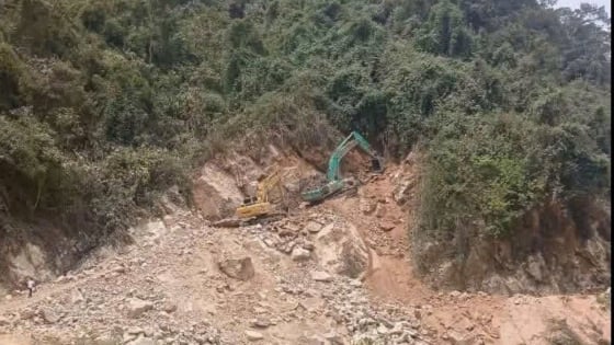 Đang thi công đường, bất ngờ tảng đá to từ trên cao rơi xuống đè trúng máy xúc khiến lái máy tử vong