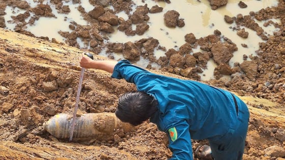 Người dân ở Lâm Đồng đào ao, phát hiện vật thể nghi là bom 