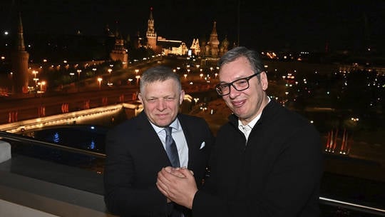 Lãnh đạo Serbia, Slovakia chia sẻ khoảnh khắc cảm động ở Moscow sau thử thách đáng kể đến Nga