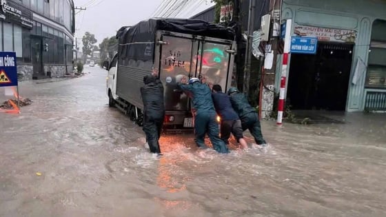 Mưa lớn kéo dài 3 giờ liền, nhiều tuyến đường giao thông ở tỉnh  Đồng Nai ngập trong biển nước