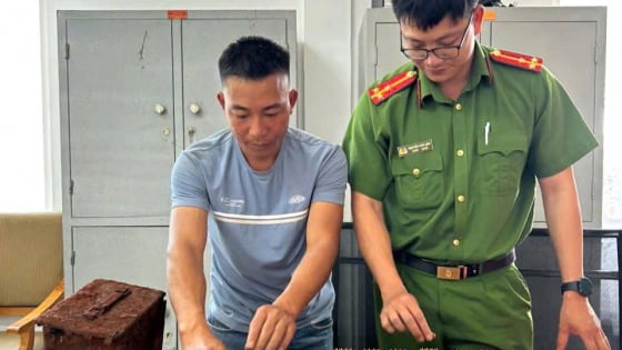 Người dân đào được thùng chứa hơn 300 viên đạn trong lúc làm vườn