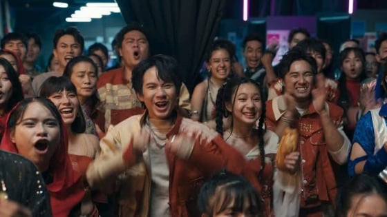 Vì sao 'Lật mặt 8: Vòng tay nắng' đạt doanh thu 200 tỷ đồng dù gây tranh cãi, cạnh tranh khốc liệt?