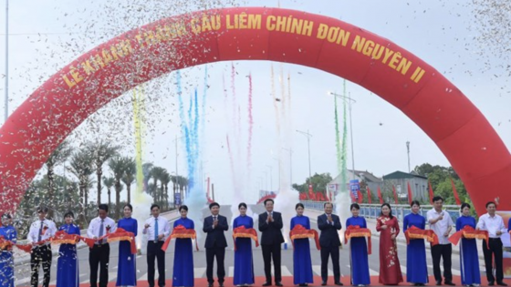 Phó Thủ tướng Mai Văn Chính cắt băng khánh thành công trình trọng điểm cầu Liêm Chính
