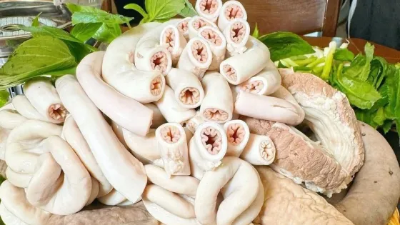Mua lòng xe điếu về ăn, gia đình tá hỏa khi bắt gặp cả giun sán 
