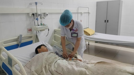Bé 9 tuổi nôn ra máu vì căn bệnh tưởng chỉ có ở người lớn