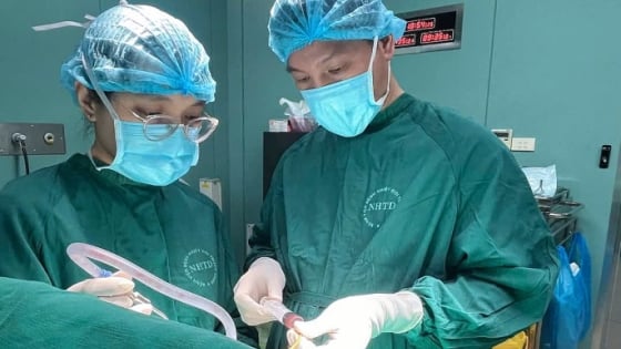Bệnh nhân vẫn giao tiếp với bác sĩ trong ca mổ não gỡ bỏ khối máu tụ 3,2cm