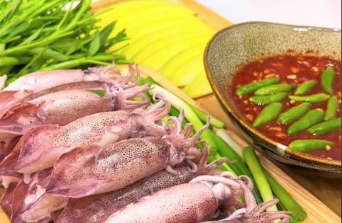 Bà nội trợ “đu trend” thành công món mực cuốn rau muống: Dễ làm, ngon miệng nhưng đừng bỏ qua điều này 