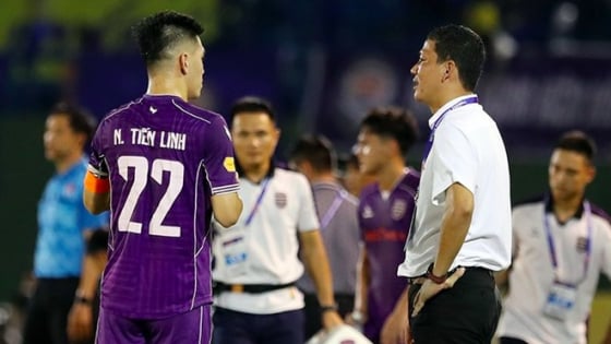 Tiến Linh “cãi lời” Nguyễn Anh Đức và chuyện 'ghế HLV 4 chân, cầu thủ giữ 3'