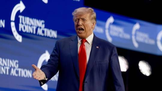 Cuộc chiến thuế quan: Ông Trump bất ngờ quay xe chê EU tệ hơn Trung Quốc 