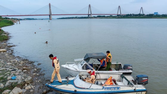 Phớt lờ biển cảnh báo nguy hiểm, nhiều người nhảy xuống sông Hồng tắm được công an Hà Nội nhắc nhở