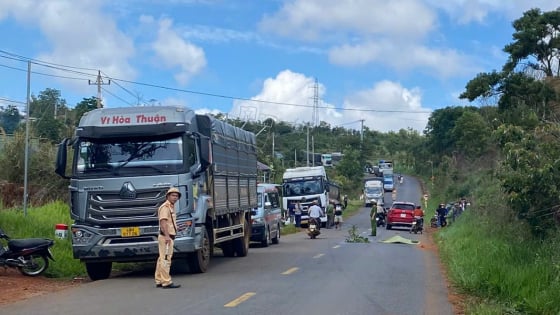 Tai nạn liên hoàn giữa xe đầu kéo, xe máy và ô tô, 2 người tử vong
