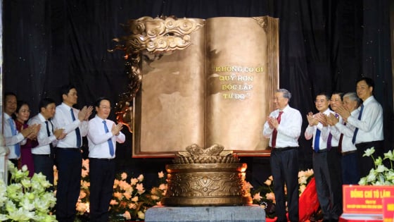 'Việt Nam - những trang sử vàng': Khám phá tác phẩm điêu khắc ánh sáng độc đáo Tổng Bí thư Tô Lâm trao tặng Khu Di tích Kim Liên