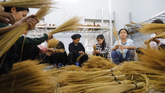Mô hình chổi quét 3S từ rơm nếp – giải pháp phát triển kinh tế bền vững cho phụ nữ, trẻ em Hà Giang