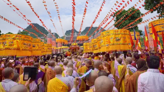 Hàng vạn người đổ về chùa Tam Chúc chiêm bái xá lợi Đức Phật