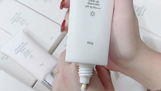 Sau dầu gội, đến lượt kem chống nắng của công ty chồng Đoàn Di Băng bị 'tuýt còi' vì chất lượng