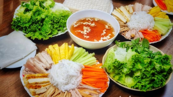Tạm biệt nắng nóng với món cuốn “chân ái” vừa tươi mát vừa hấp dẫn, ai cũng làm được