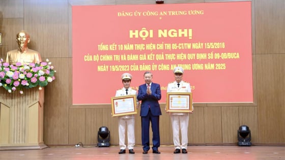 Trung tướng Tô Ân Xô, Trợ lý Tổng Bí thư và Thứ trưởng Bộ Công an Đặng Hồng Đức được trao tặng Huân chương cao quý