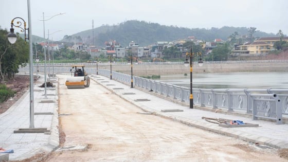 Sắp hoàn thành tuyến kè chống sạt lở bờ sông xã Tiên Lãng ở Tiên Yên