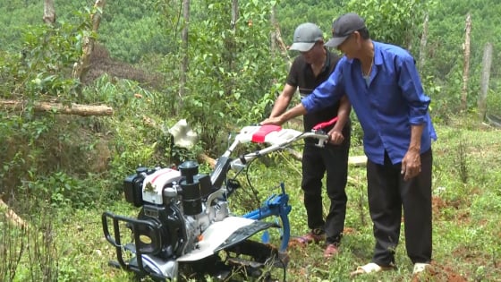 Giảm nghèo ở Quảng Bình, lần đầu tiên trong đời người Ma–Coong bản Chăm Pu sử dụng máy cày