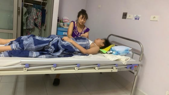Nhói lòng cảnh mẹ nghèo cầu xin sự sống cho con trai mắc bệnh tim nguy kịch