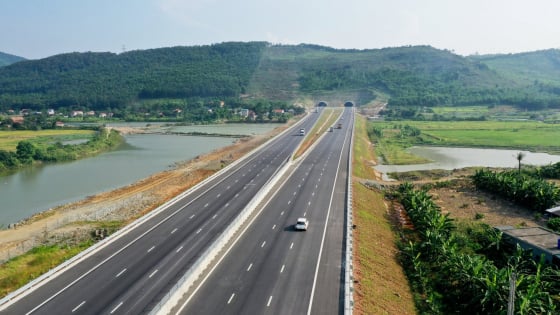 Chiêm ngưỡng “dải lụa” hơn 1.200 km trên cao tốc Bắc - Nam