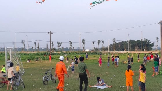 EVNHANOI cảnh báo thả diều có thể nguy hiểm tới tính mạng