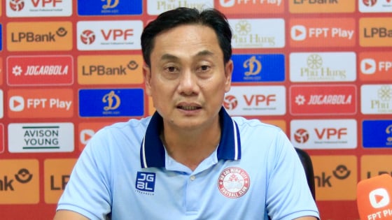 HLV Phùng Thanh Phương 'bực mình' với trọng tài