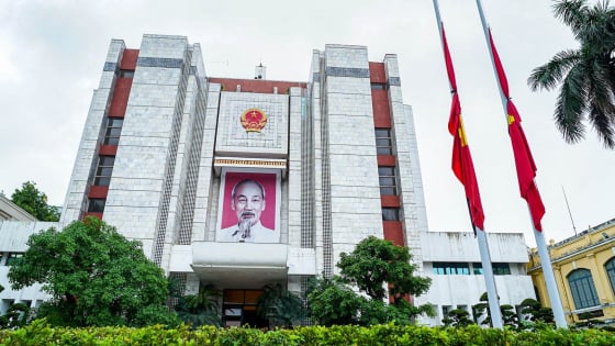 Hình ảnh cơ quan, công sở ở Hà Nội treo cờ rủ trong 2 ngày Quốc tang nguyên Chủ tịch nước Trần Đức Lương