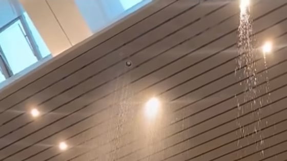 Mưa lớn, nhà ga T3 sân bay Tân Sơn Nhất lại xuất hiện nước chảy như trút
