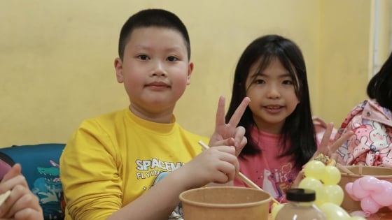 Tranh cãi câu hỏi của cô giáo: Phụ huynh không đóng tiền liên hoan, học sinh có được ăn không?