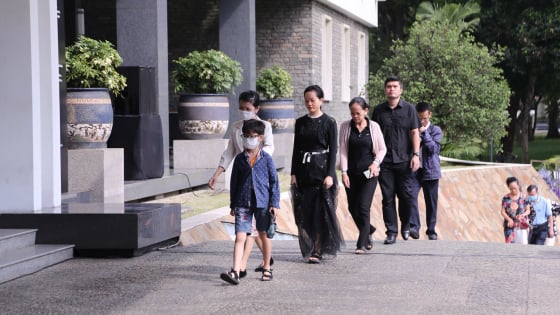 Người dân khắp nơi đến viếng nguyên Chủ tịch nước Trần Đức Lương, có cả Việt kiều