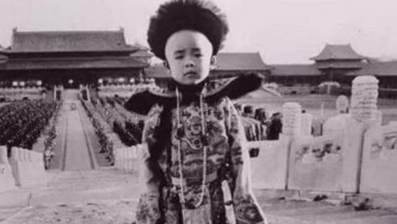 Phổ Nghi tan làm đứng chờ xe buýt, bỗng được gọi là 'Hoàng thượng' đã phản ứng thế nào?