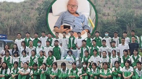 Bức ảnh lay động hàng triệu trái tim: Hơn 50 học sinh chụp ảnh tốt nghiệp cùng bạn mắc ung thư, một ngày sau bạn qua đời