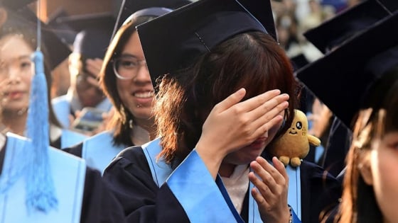 Nghẹn ngào khoảnh khắc học sinh lớp 12 cúi đầu bật khóc: 'Con cảm ơn bố mẹ'