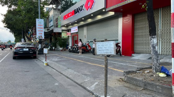 Người dân Đà Nẵng mang sọt rác, xô, gạch đá đặt giữa đường để cản trở đậu ô tô