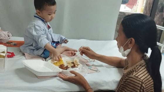 
Người mẹ nghèo gánh khoản nợ lớn vì các con liên tiếp phải nhập viện