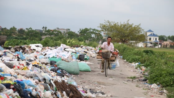 Bình Lục (Hà Nam): Vì sao để xảy ra tình trạng rác thải sinh hoạt “ùn ứ” kéo dài, gây ô nhiễm tại nhiều thôn xóm?