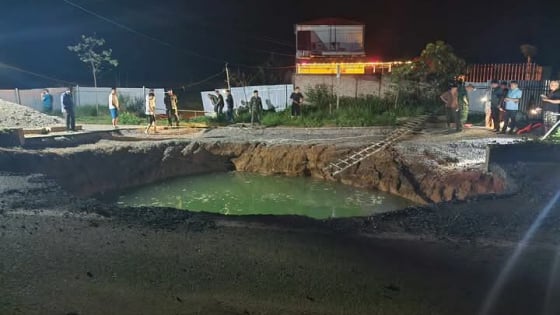 Một người đi xe máy mất tích sau khi đâm vào hố sụt lún trên quốc lộ