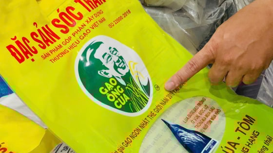 Khởi tố nhóm đối tượng bán gần 18 tấn gạo giả ST25 nhãn hiệu Ông Cua -gạo ngon nhất thế giới 