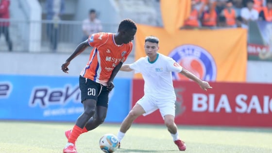 Ngoại binh Pape Omar lập hattrick trên sân 7 người Quốc gia