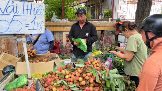 Mùng 5 tháng 5 cúng gì? Người dân TP.HCM đổ về các chợ để mua những mặt hàng này
