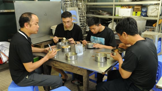 Những bữa cơm ấm tình do bạn đọc Dân Việt gửi tới người khiếm thị