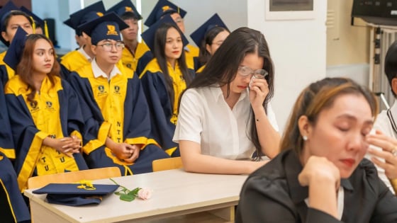 Nam sinh không đến dự lễ tốt nghiệp đại học và câu chuyện khiến mọi người rơi nước mắt